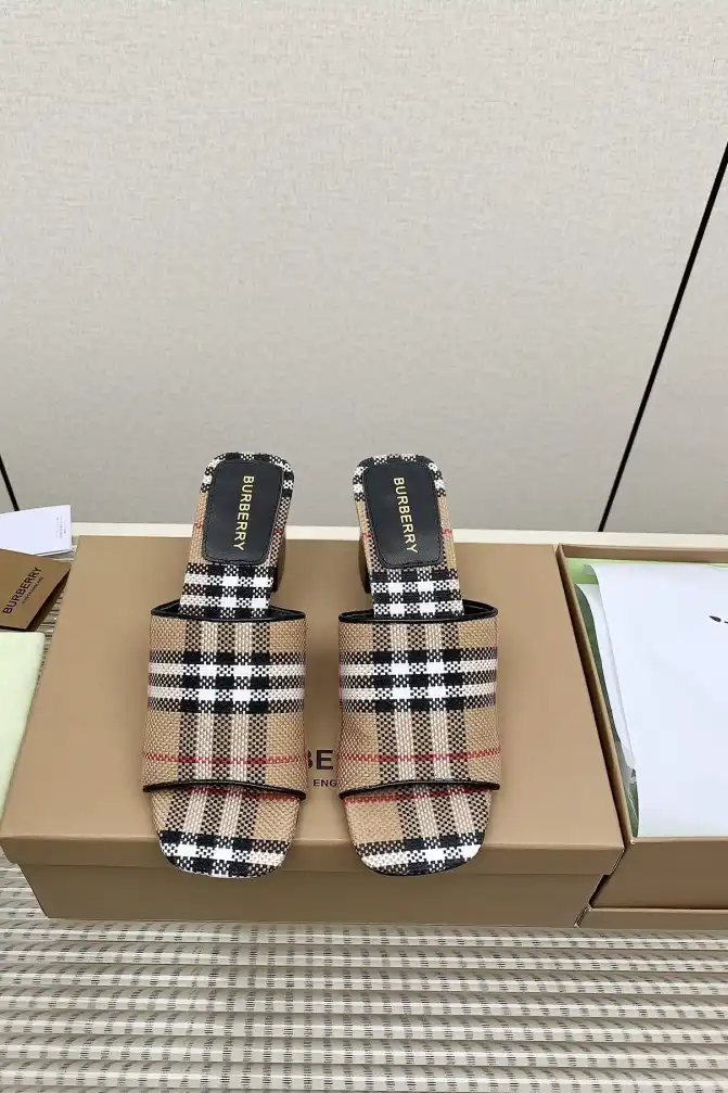 hype Burberry Slippers