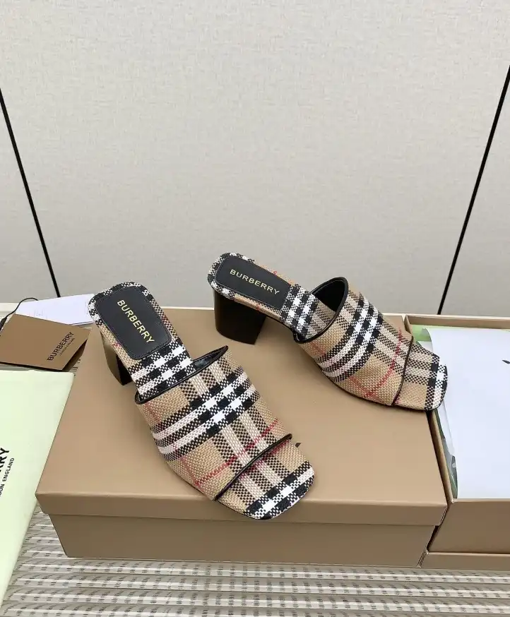 hype Burberry Slippers