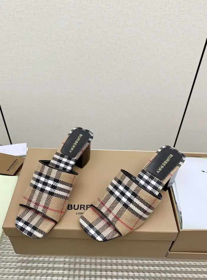 hype Burberry Slippers