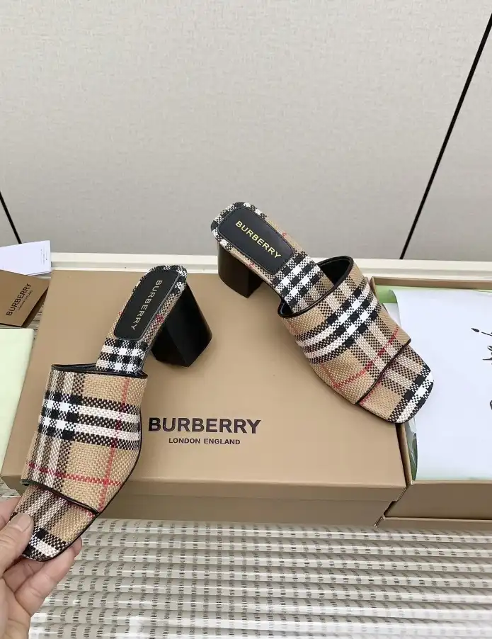 hype Burberry Slippers