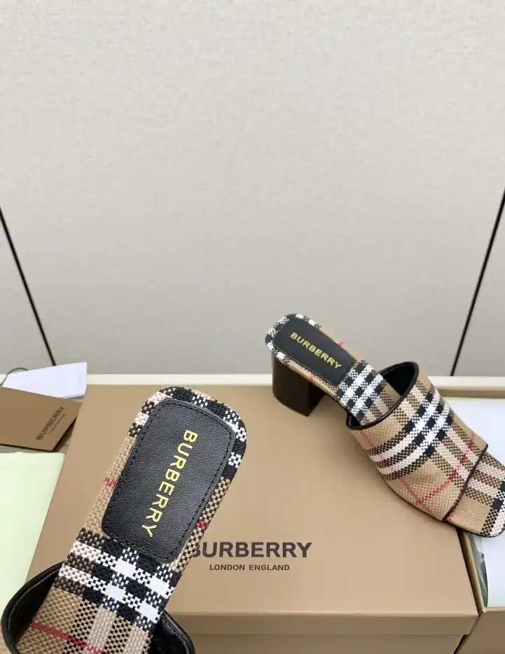 hype Burberry Slippers