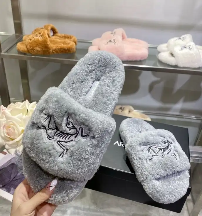 hype LV Slippers