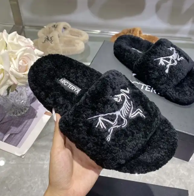 hype LV Slippers