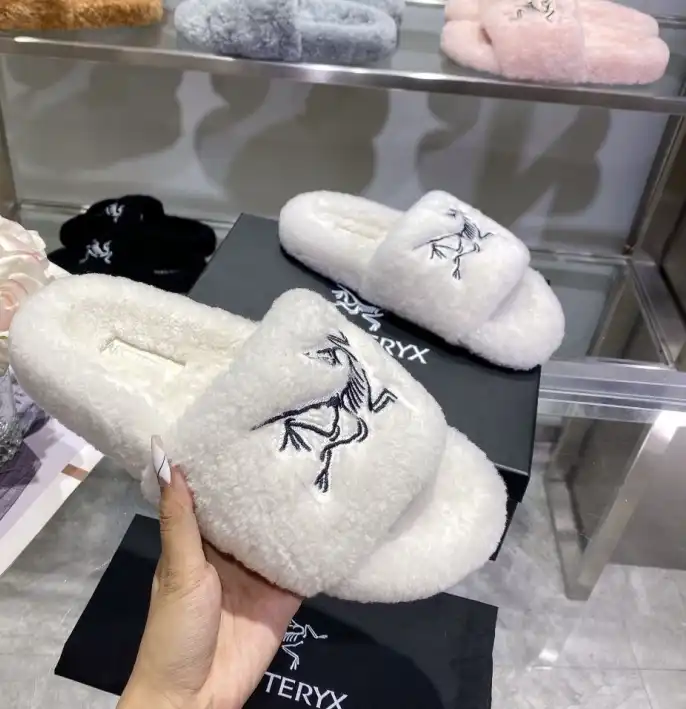 hype LV Slippers