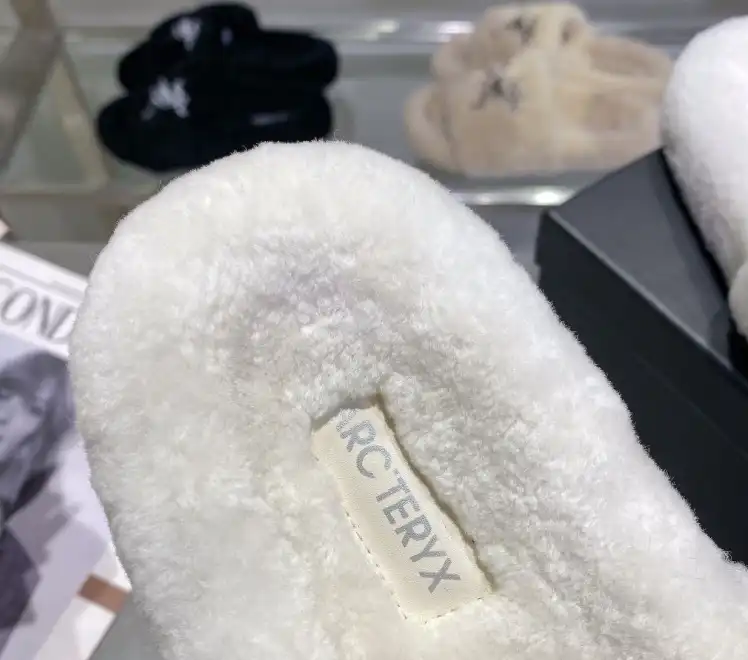 hype LV Slippers