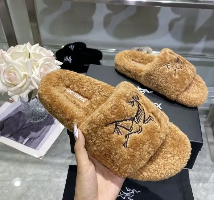 hype LV Slippers