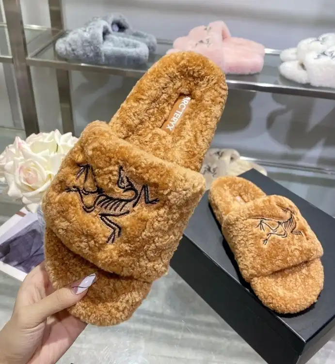 hype LV Slippers