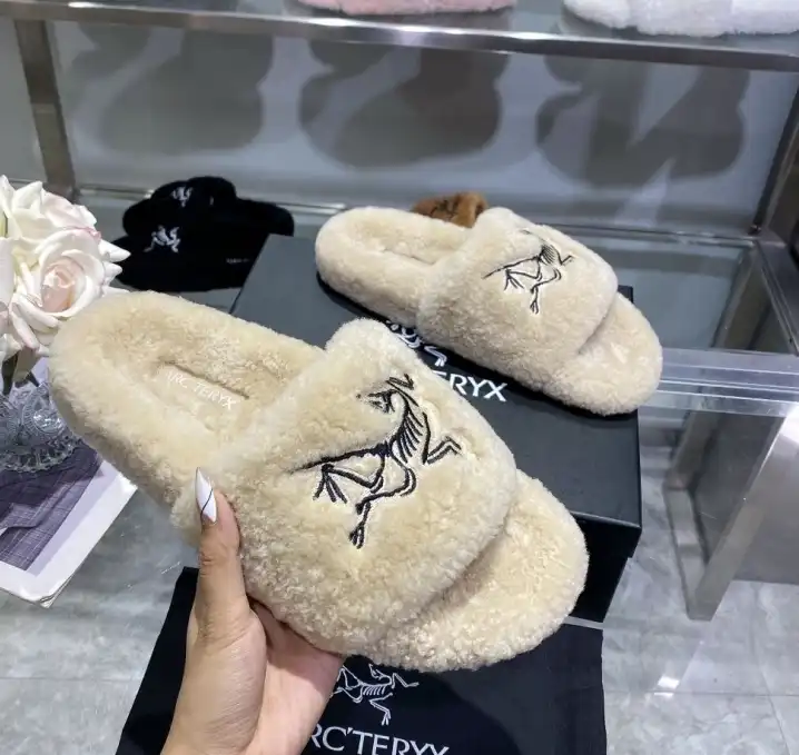 hype LV Slippers