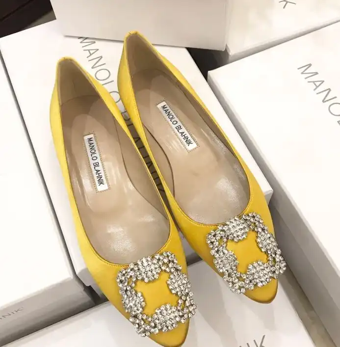 hype Manolo Blahnik flat shoes