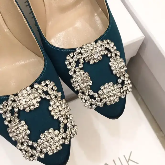 hype Manolo Blahnik flat shoes