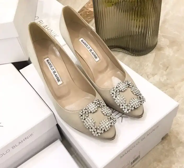 hype Manolo Blahnik flat shoes