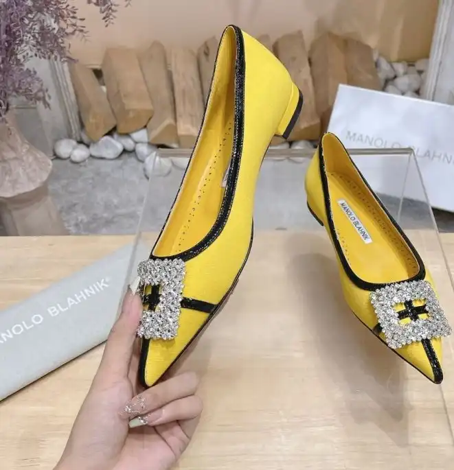 hype Manolo Blahnik flat shoes