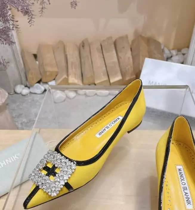 hype Manolo Blahnik flat shoes