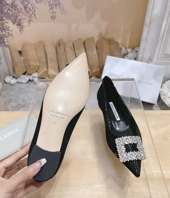 hype Manolo Blahnik flat shoes