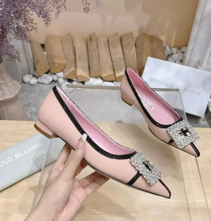 hype Manolo Blahnik flat shoes