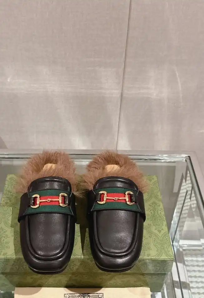 hype Gucci Slippers