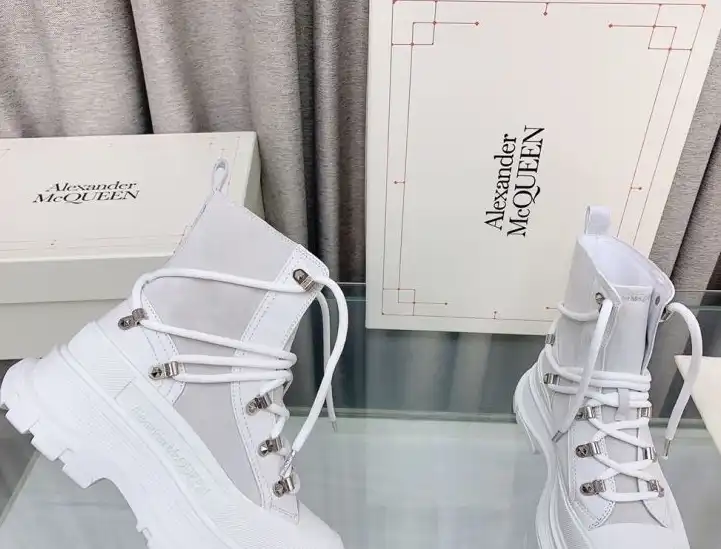 hype McQueen Boots