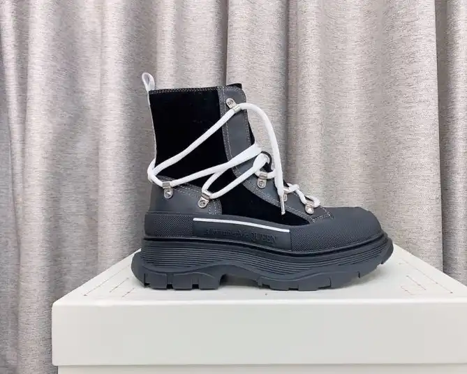 hype McQueen Boots