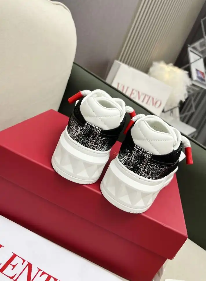 hype Valentino Sneakers