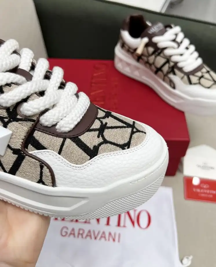 hype Valentino Sneakers