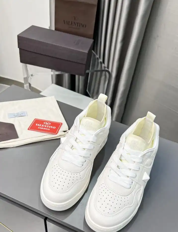 hype Valentino Sneakers