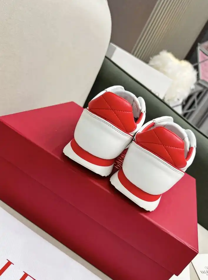 hype Valentino Sneakers