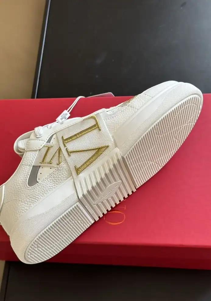 hype Valentino Sneakers