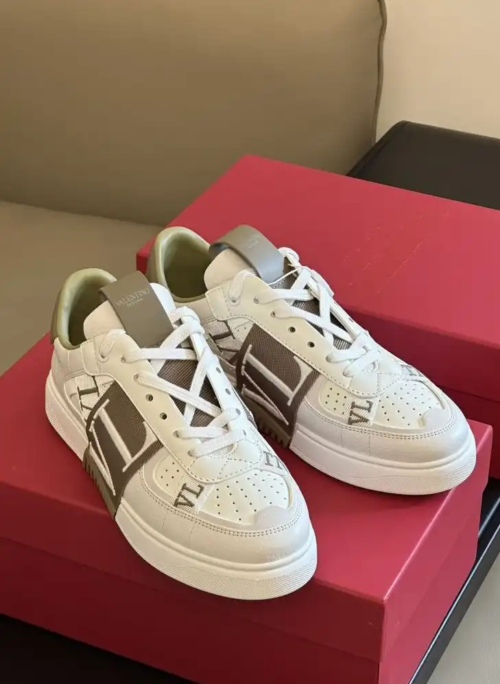 hype Valentino Sneakers