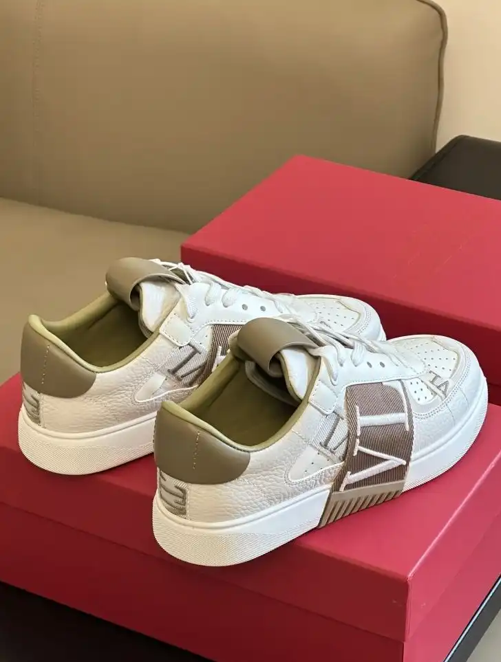 hype Valentino Sneakers