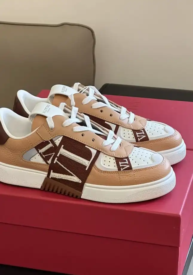 hype Valentino Sneakers