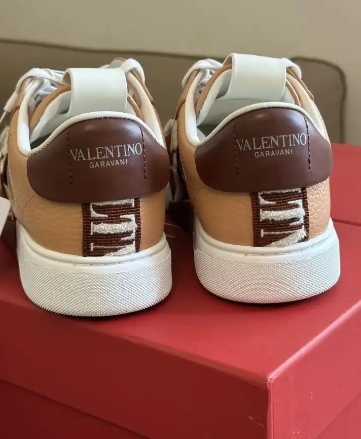 hype Valentino Sneakers