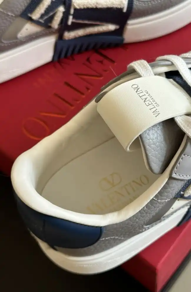 hype Valentino Sneakers