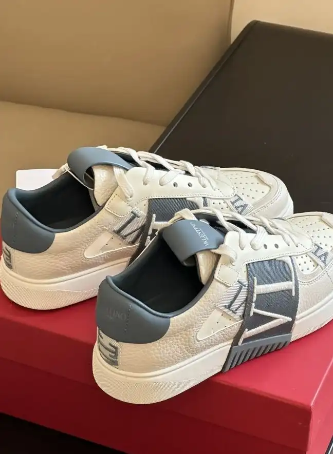 hype Valentino Sneakers