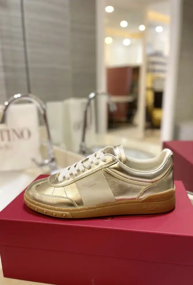 hype Valentino Sneakers