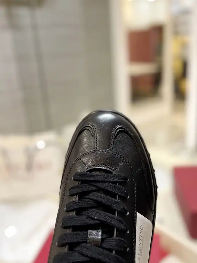 hype Valentino Sneakers