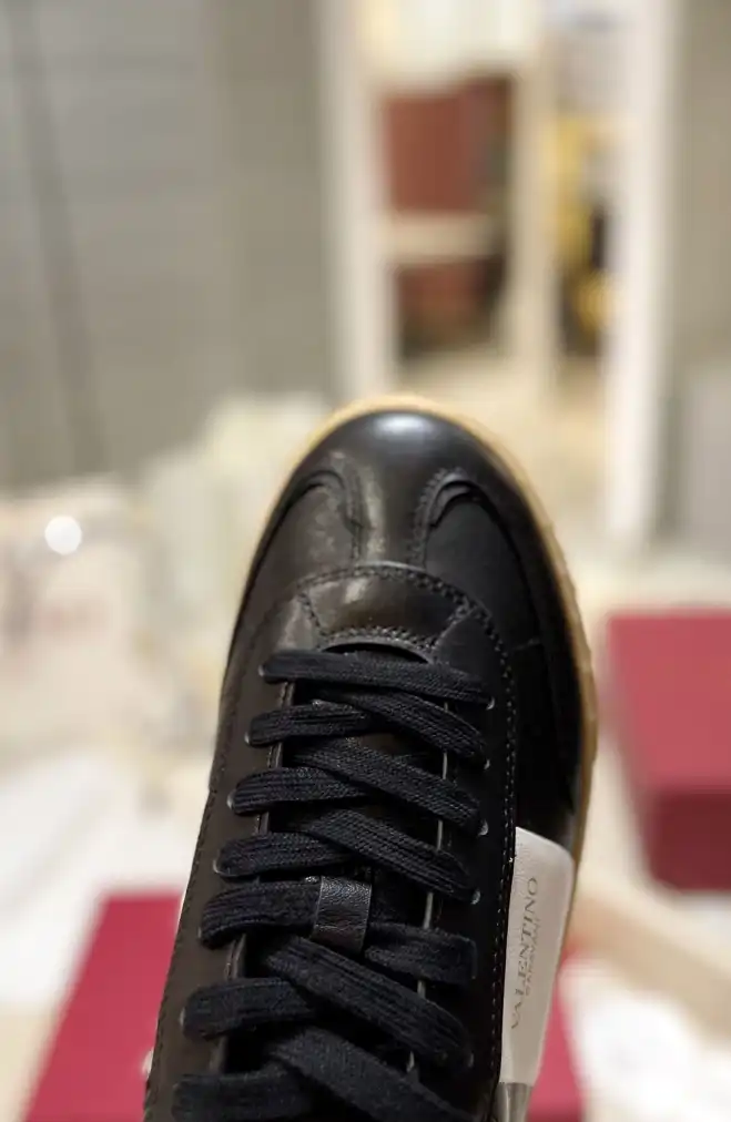 hype Valentino Sneakers