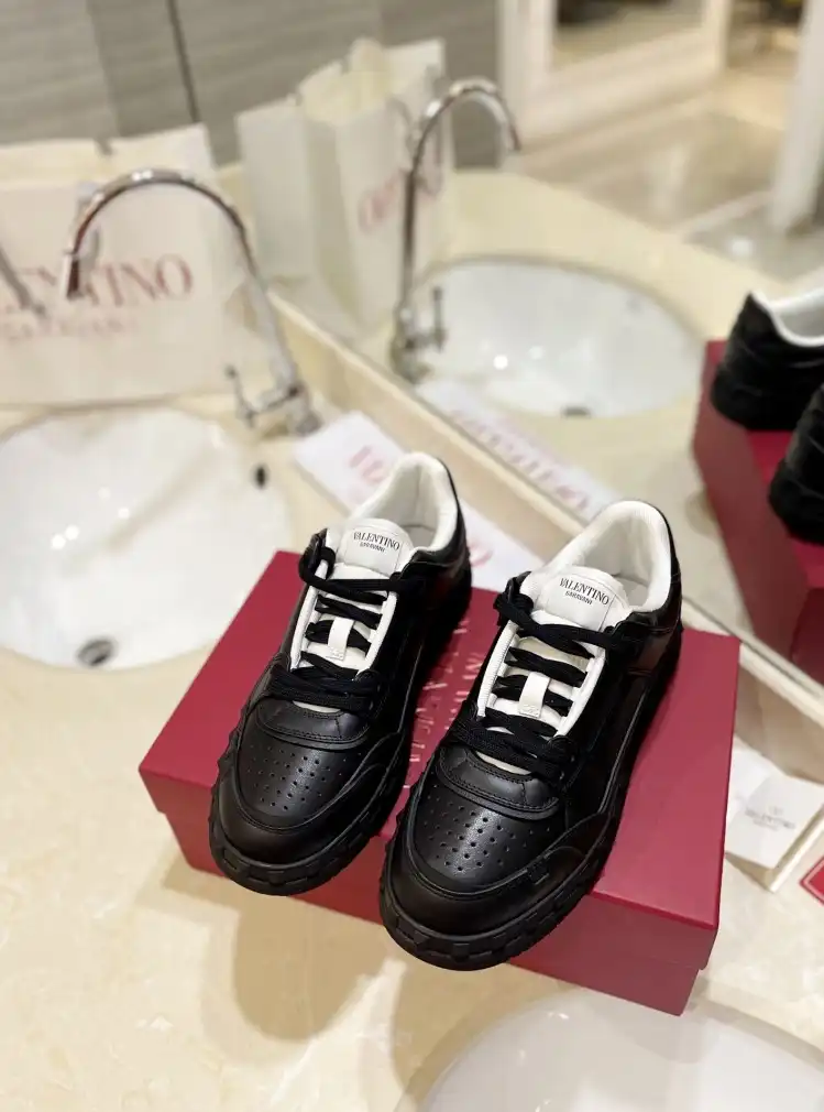 hype Valentino Sneakers