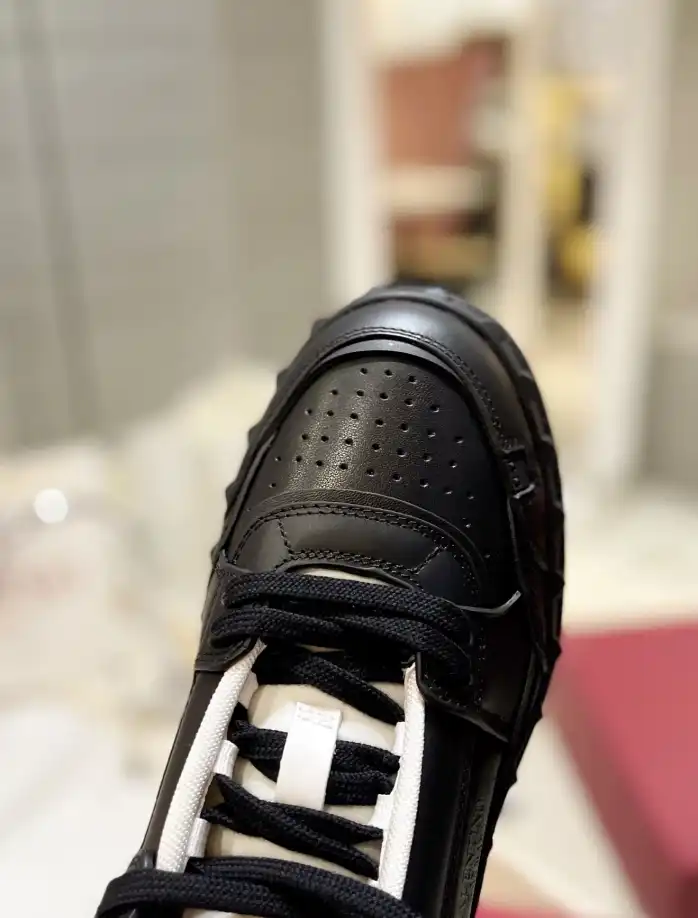 hype Valentino Sneakers