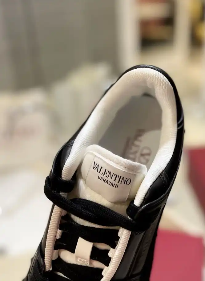 hype Valentino Sneakers