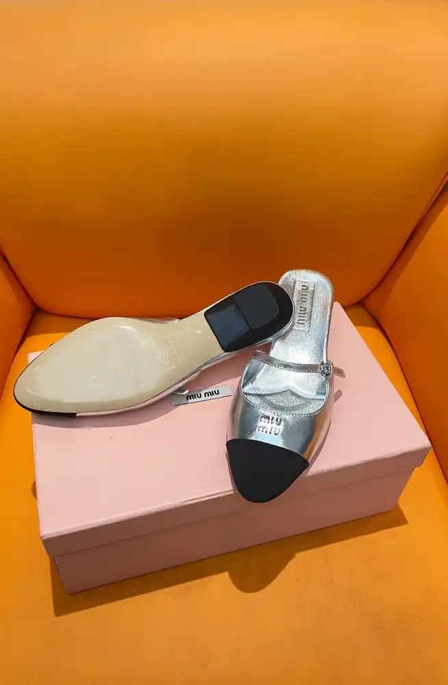 hype Miu Miu flat shoes