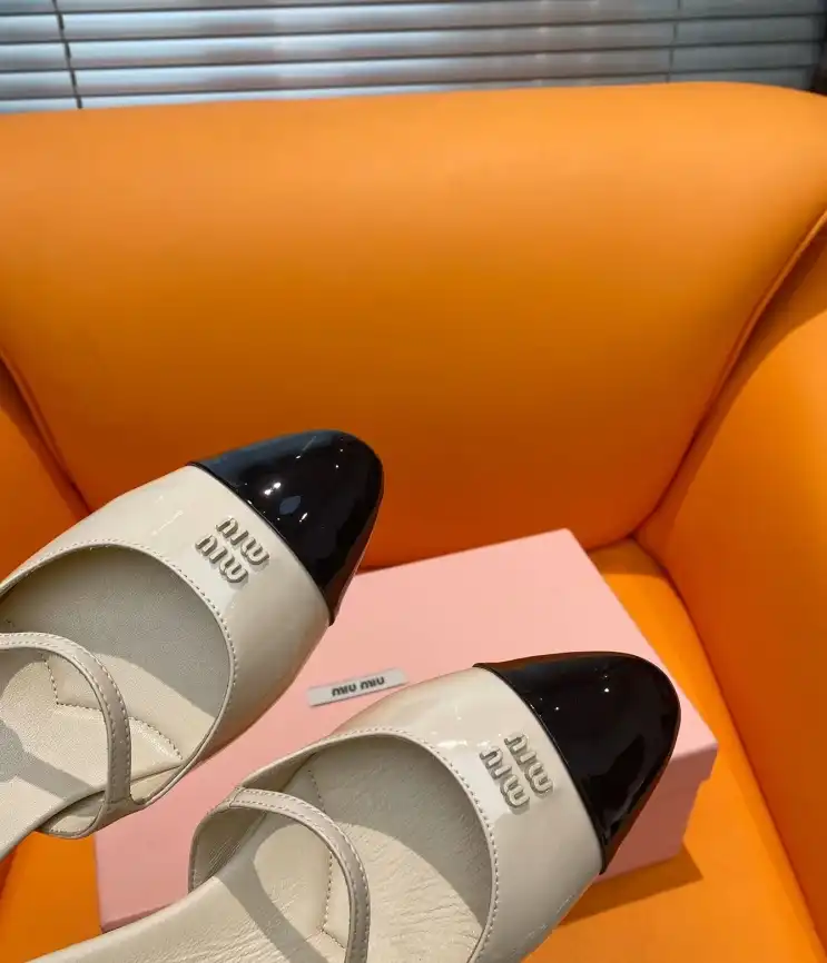 hype Miu Miu flat shoes