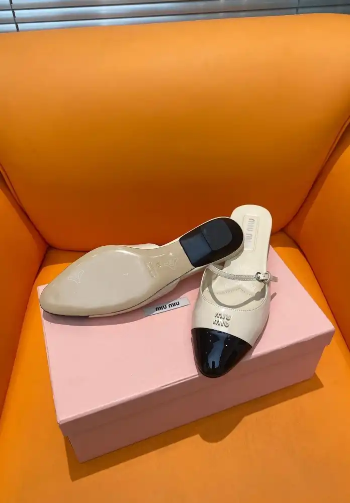 hype Miu Miu flat shoes