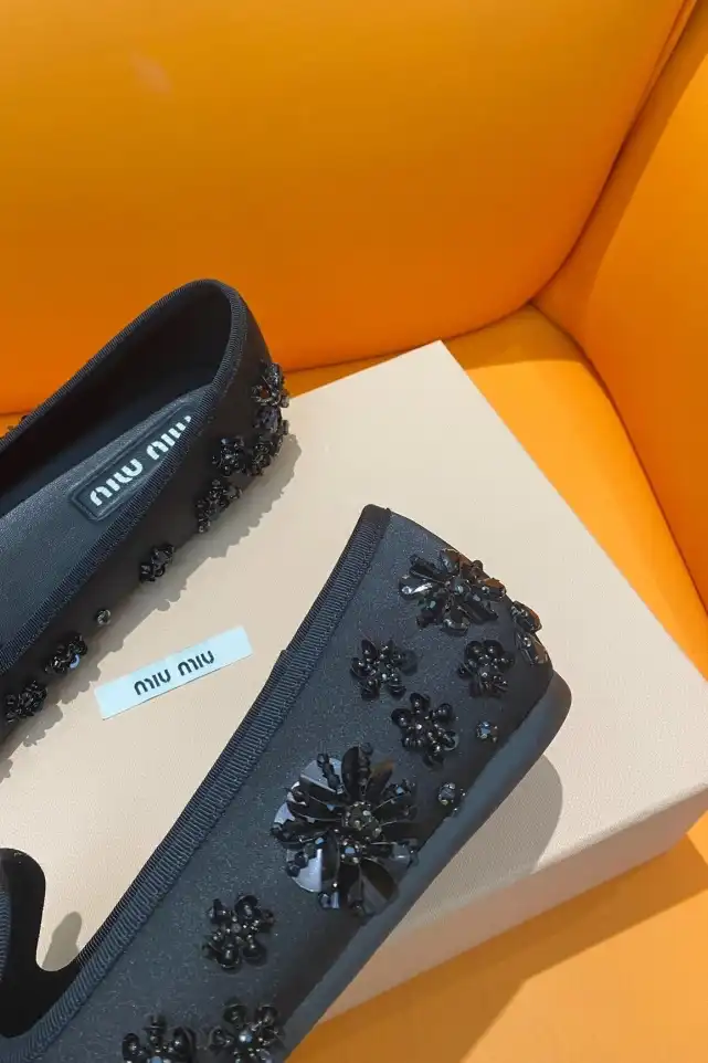 hype Miu Miu flat shoes