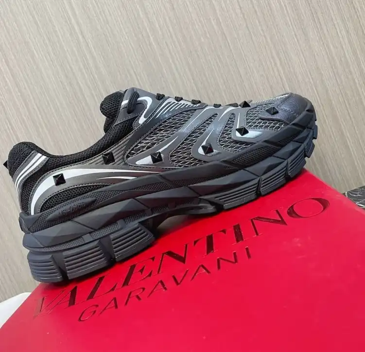 hype Valentino Sneakers