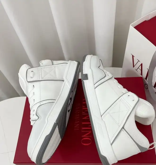 hype Valentino Sneakers