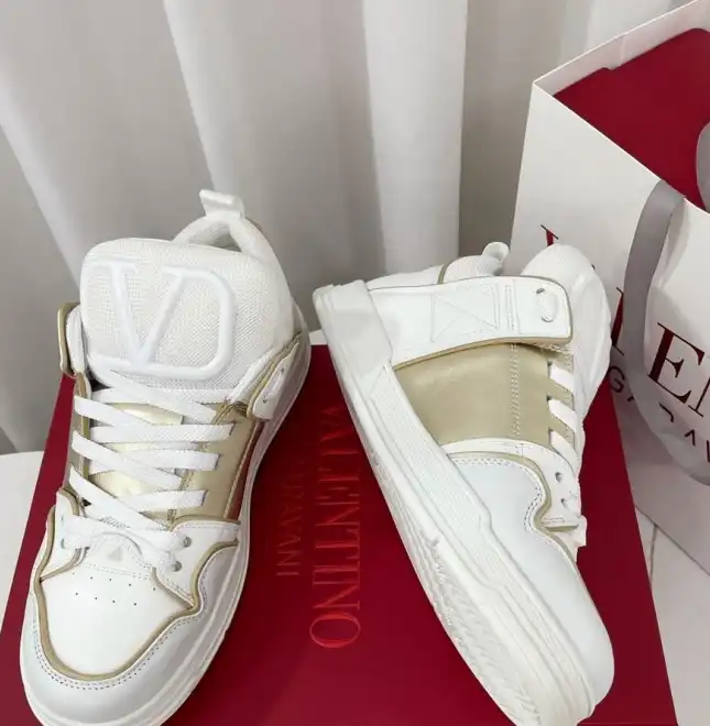 hype Valentino Sneakers