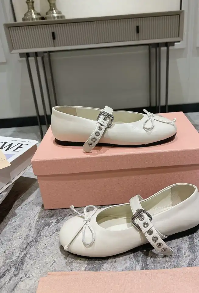 hype Miu Miu flat shoes