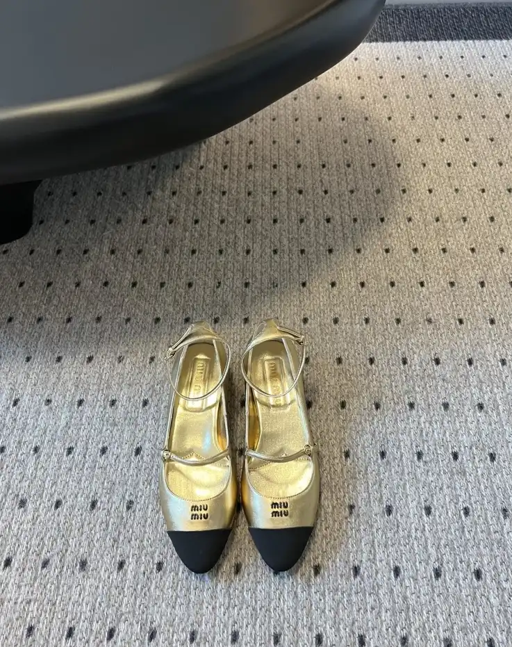 hype Miu Miu flat shoes