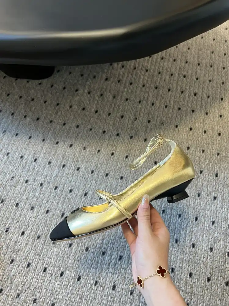 hype Miu Miu flat shoes