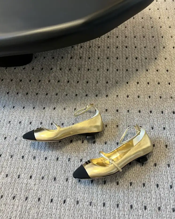 hype Miu Miu flat shoes